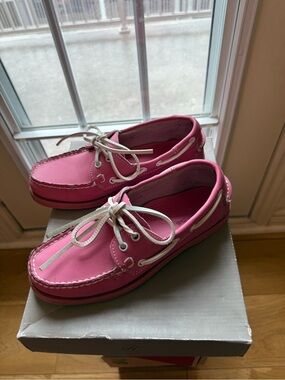 Women’s Pink nubuck Boat Shoes with White leather Laces